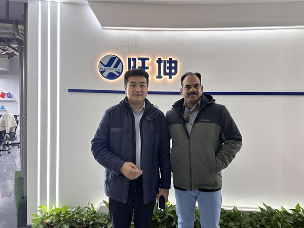 成总与国外客户合影